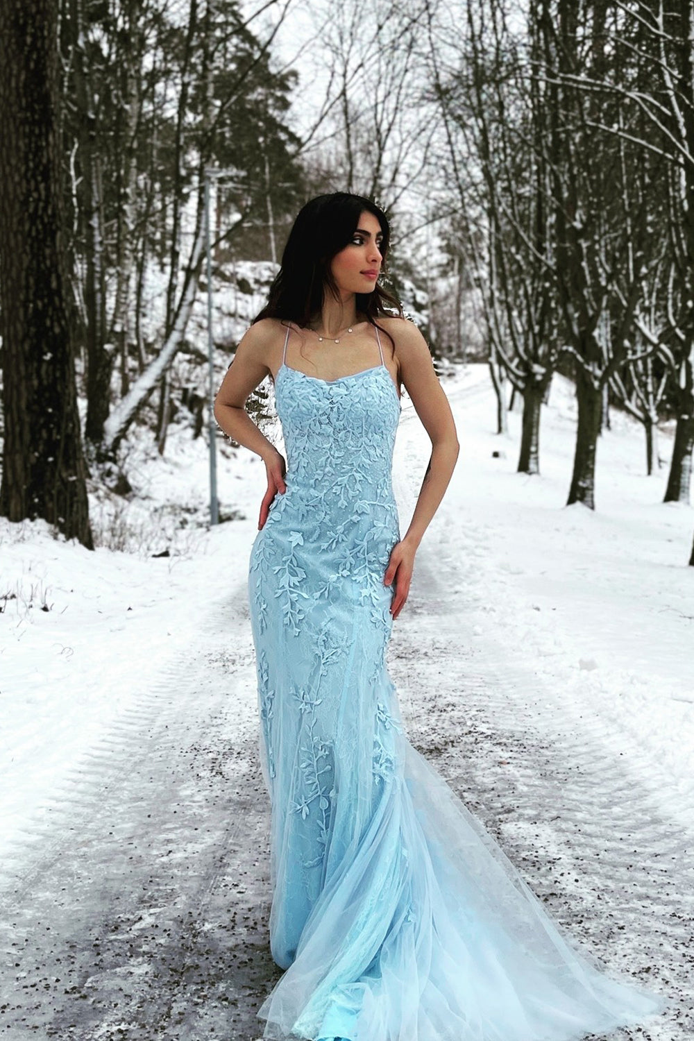 Langes, blaues Meerjungfrauen-Abendkleid mit Spaghettiträgern und gekreuztem Rückenausschnitt