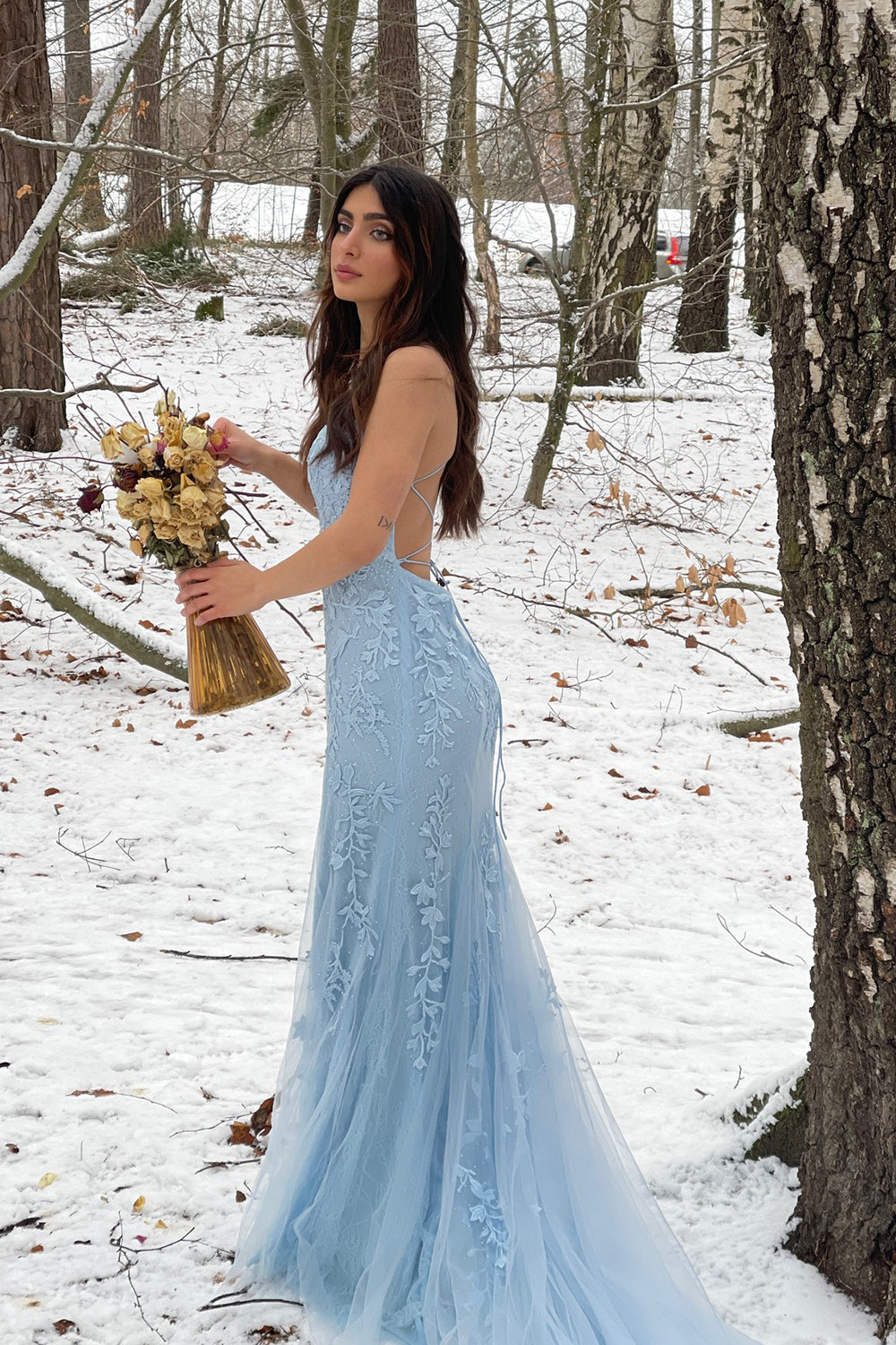 Langes, blaues Meerjungfrauen-Abendkleid mit Spaghettiträgern und gekreuztem Rückenausschnitt