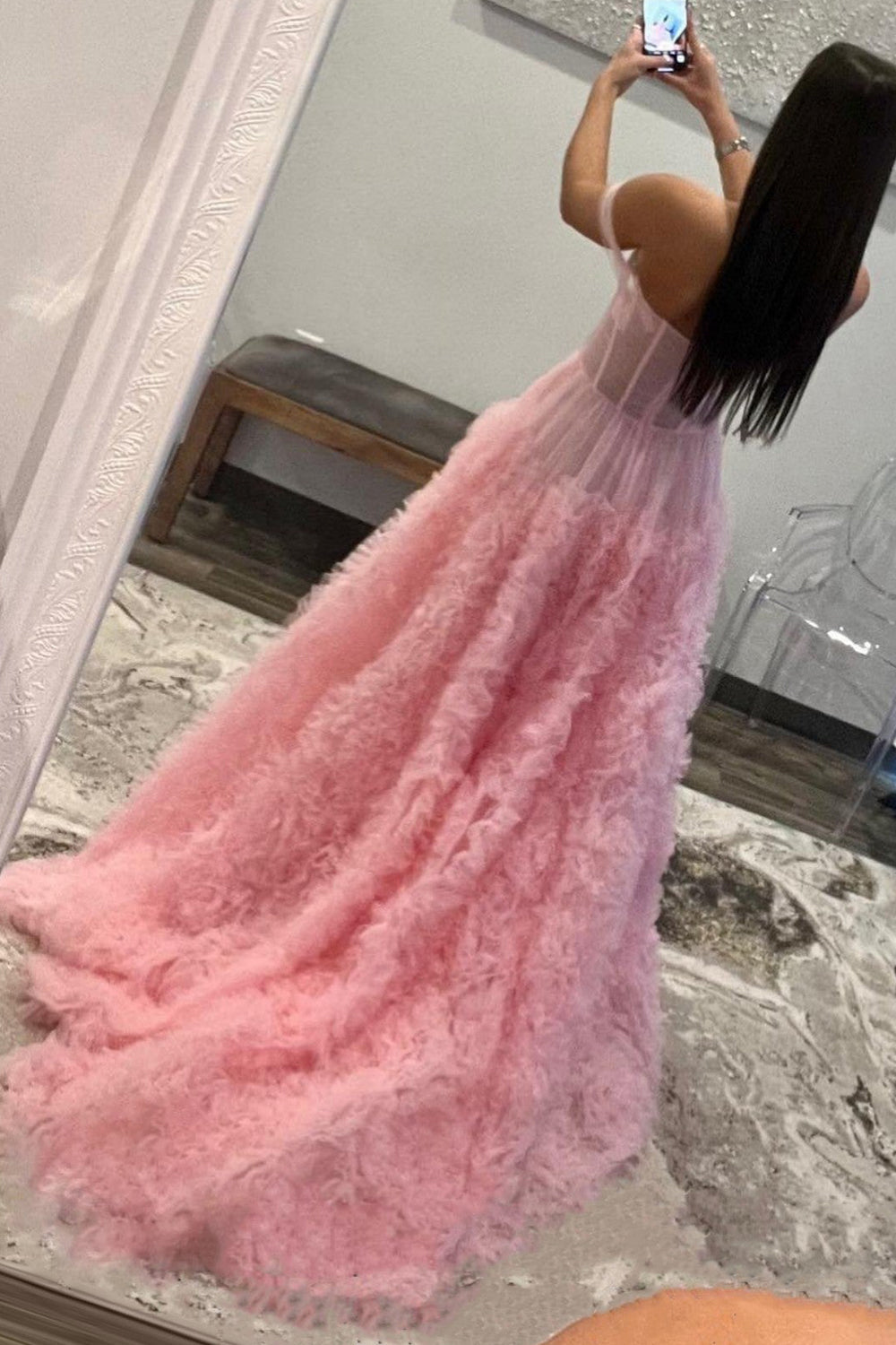 Vestido de fiesta de tul con volantes y hombros descubiertos con abertura