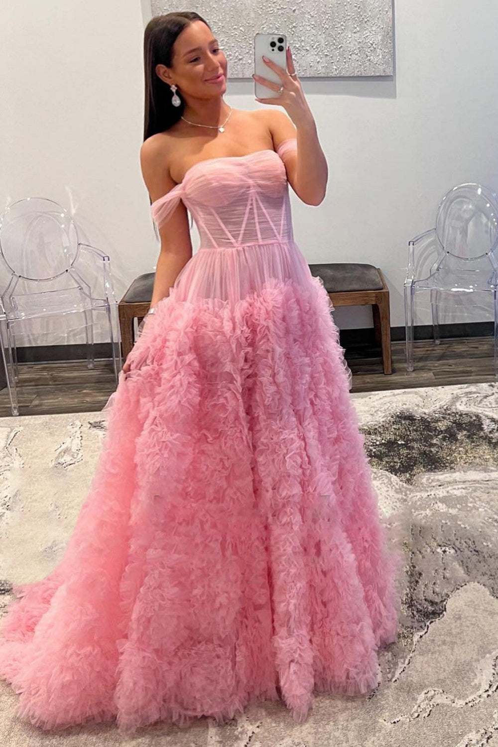 Vestido de fiesta de tul con volantes y hombros descubiertos con abertura