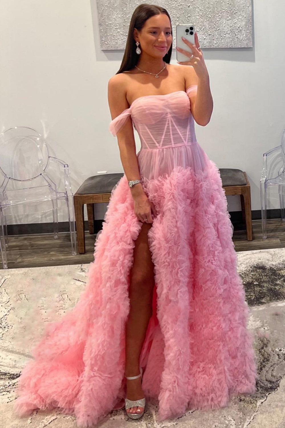 Vestido de fiesta de tul con volantes y hombros descubiertos con abertura