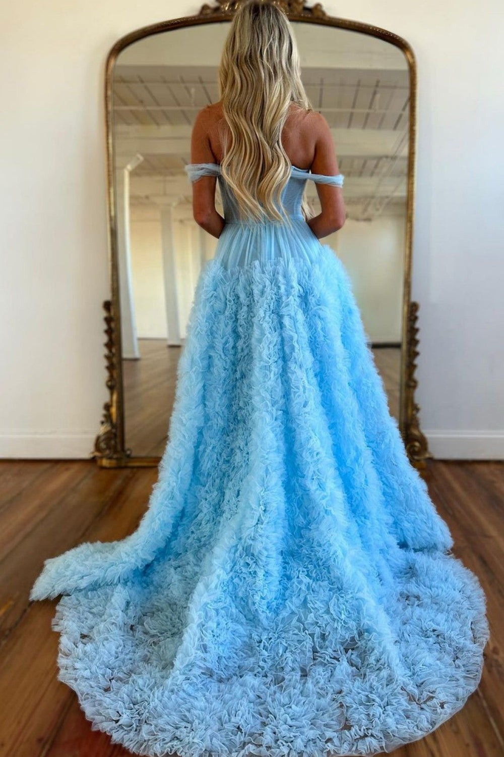 Vestido de fiesta de tul con volantes y hombros descubiertos con abertura