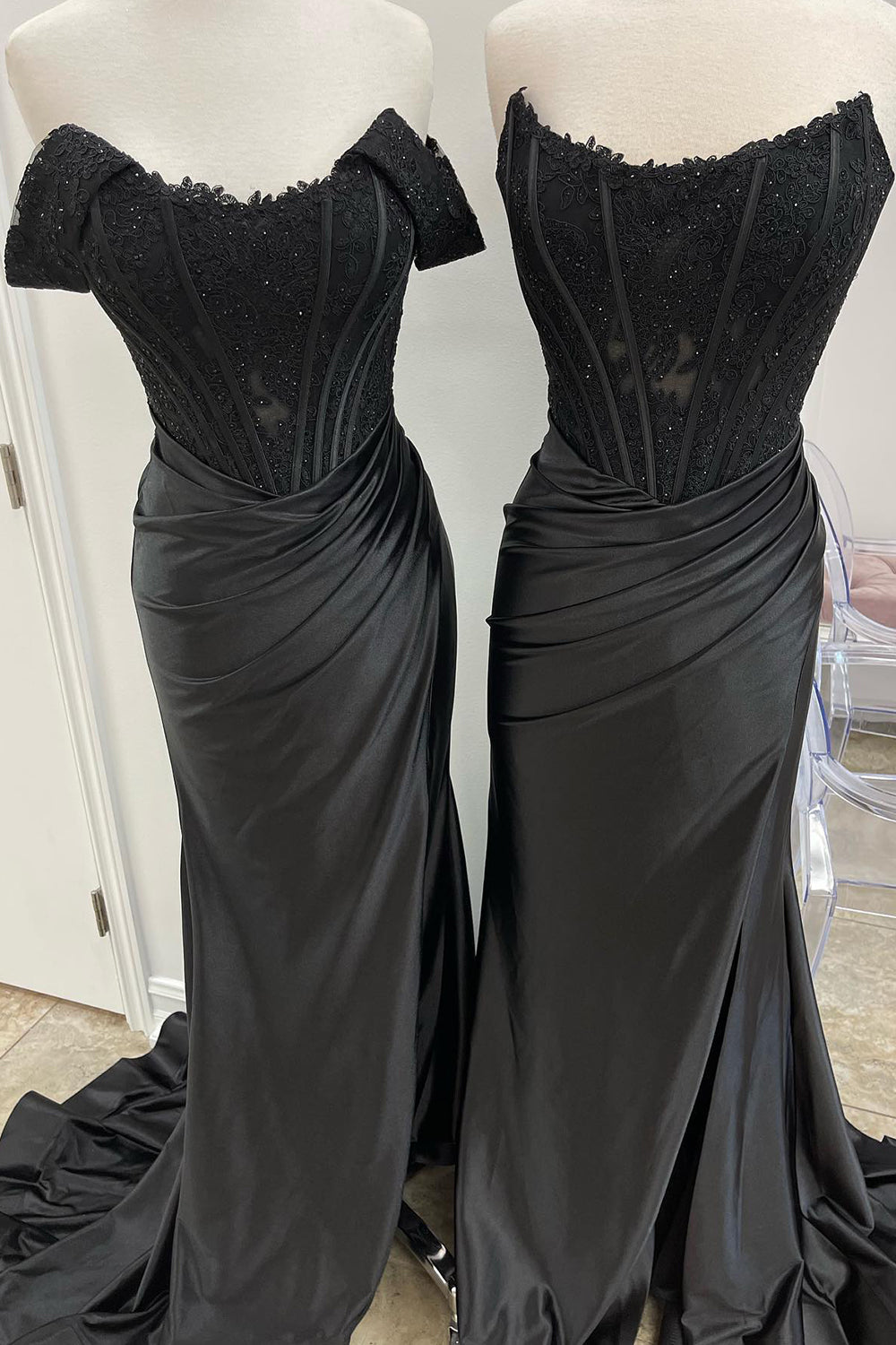 Meerjungfrauen-Abendkleid aus Satin mit schulterfreiem Ausschnitt und Schlitz