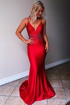 Meerjungfrauen-Abendkleid aus Satin mit Spaghettiträgern und Perlenbesatz