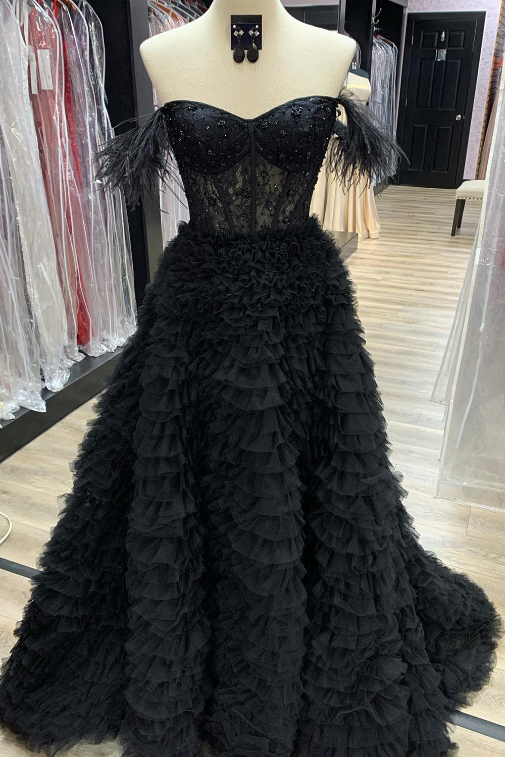 Langes, gestuftes Tüll-Abendkleid in A-Linie mit Herzausschnitt und Schlitz