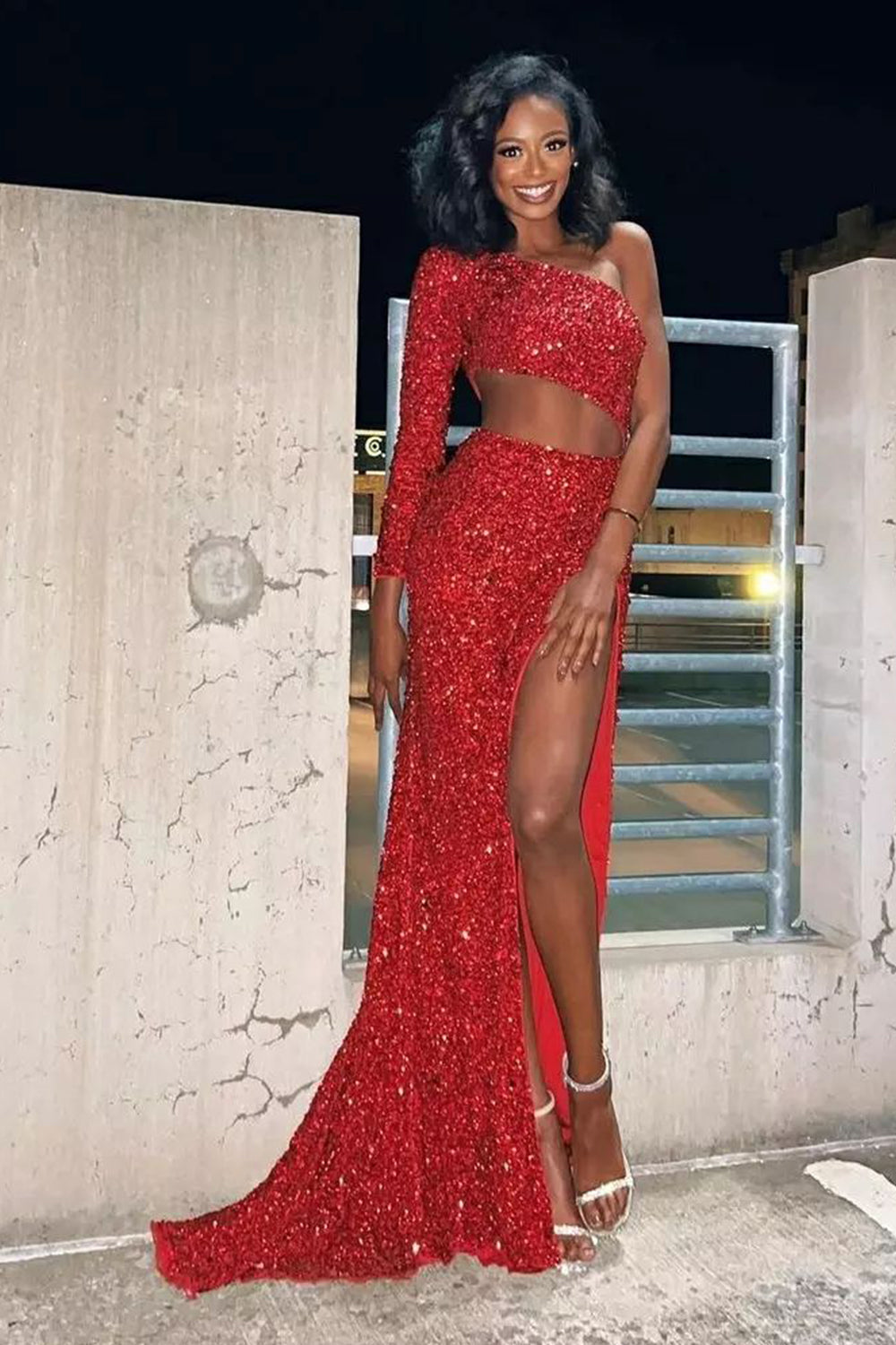 Langes, rotes Pailletten-Abendkleid mit einer Schulter und Schleier