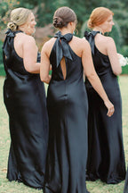 Langes weißes Brautjungfernkleid mit Neckholder-Ausschnitt und Rückenausschnitt