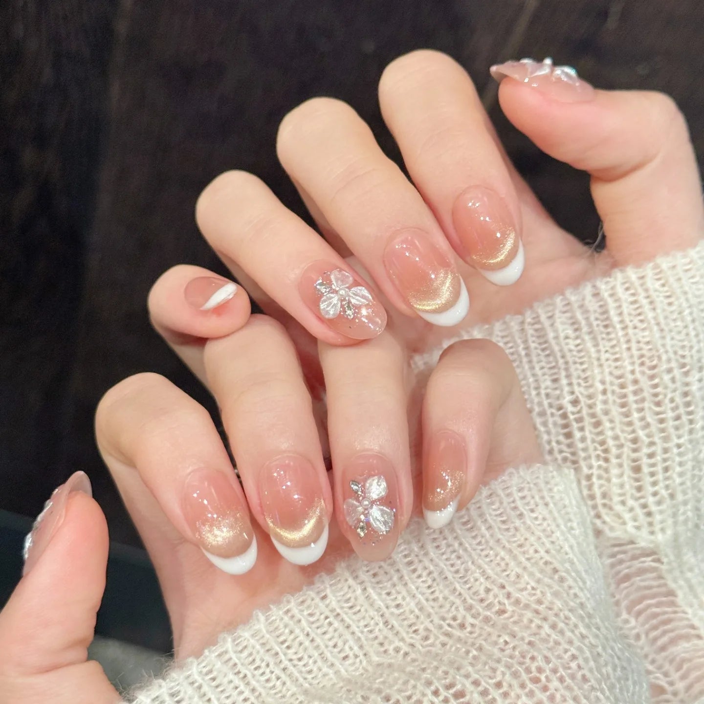 High Quality Short Oval Shape Elegant French White Tips Cat Eye 3D Pearls Flower Nail Art Handmade Press on Nails