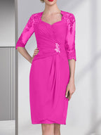 Etuikleid/Säulenkleid mit Herzausschnitt, knielang, aus Chiffon für die Mutter der Braut mit Perlenapplikationen, Spitze, Pailletten und Falten