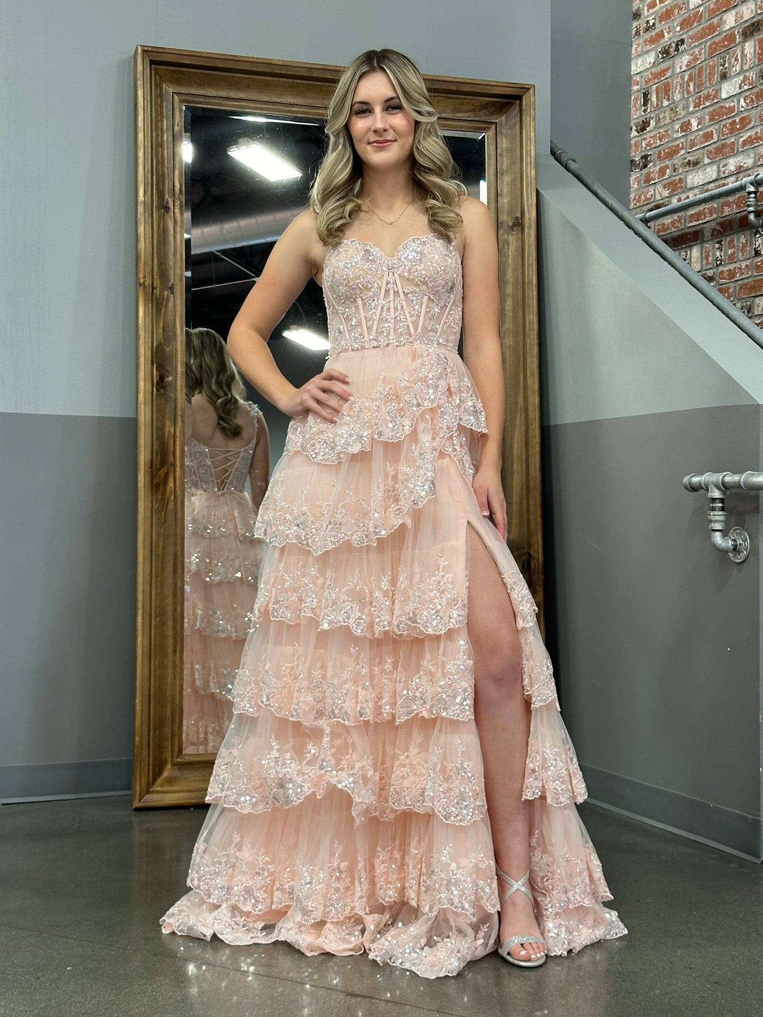 Vestido de fiesta con corsé, hombros descubiertos y volantes de encaje