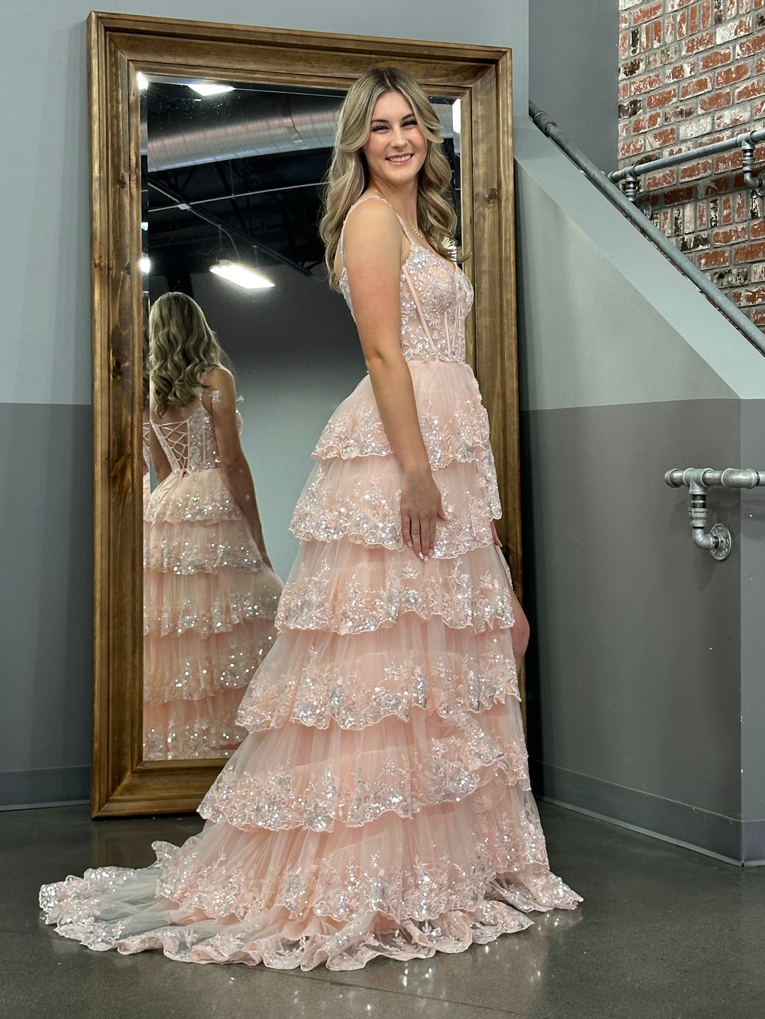 Vestido de fiesta con corsé, hombros descubiertos y volantes de encaje