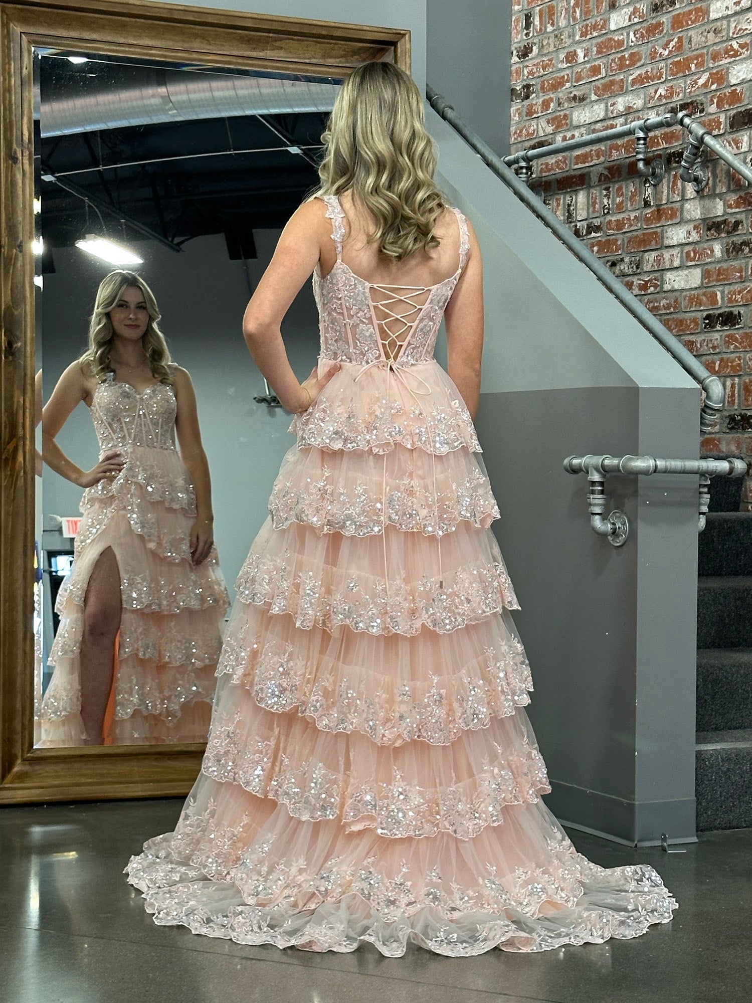 Vestido de fiesta con corsé, hombros descubiertos y volantes de encaje