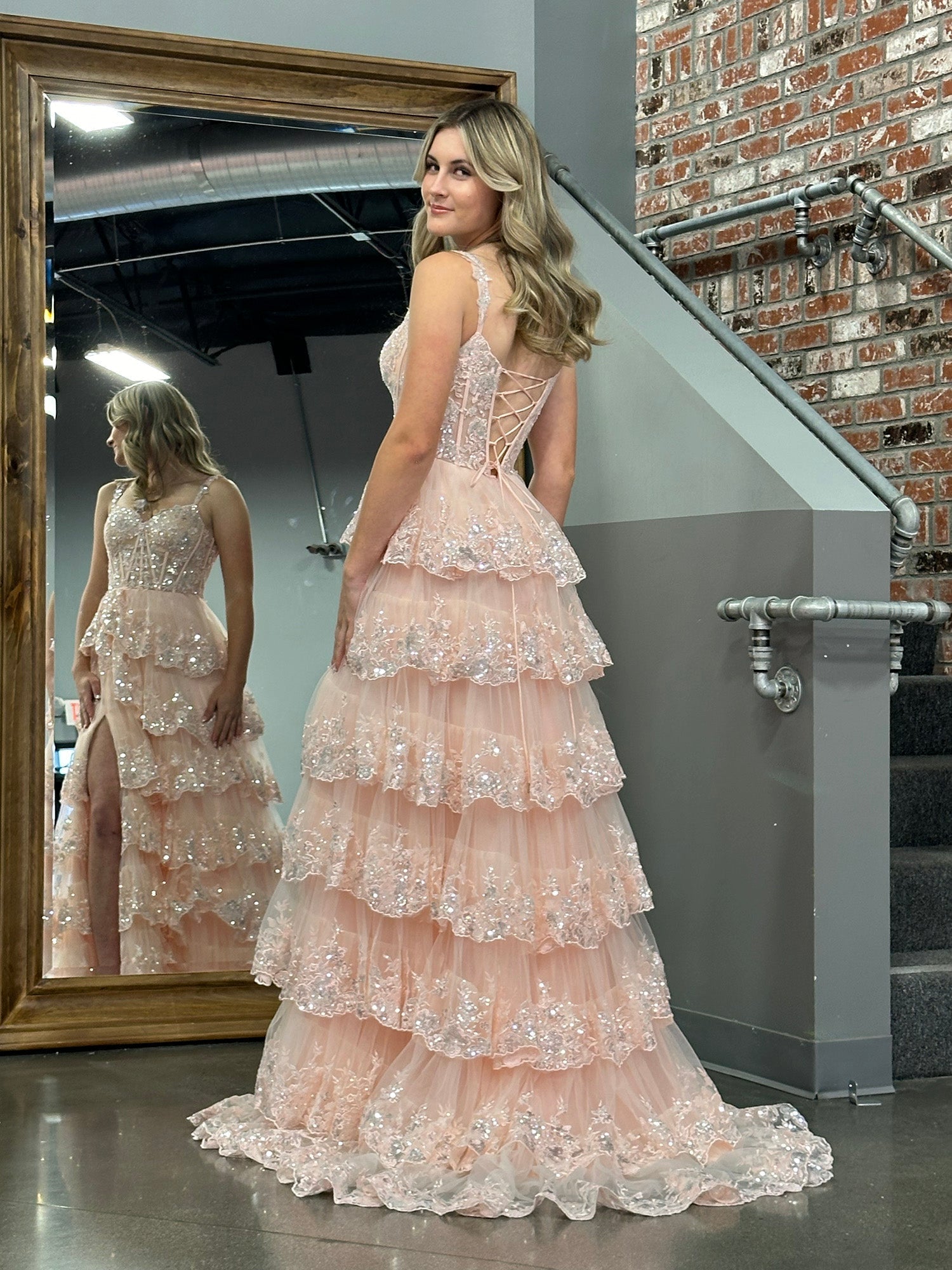 Vestido de fiesta con corsé, hombros descubiertos y volantes de encaje