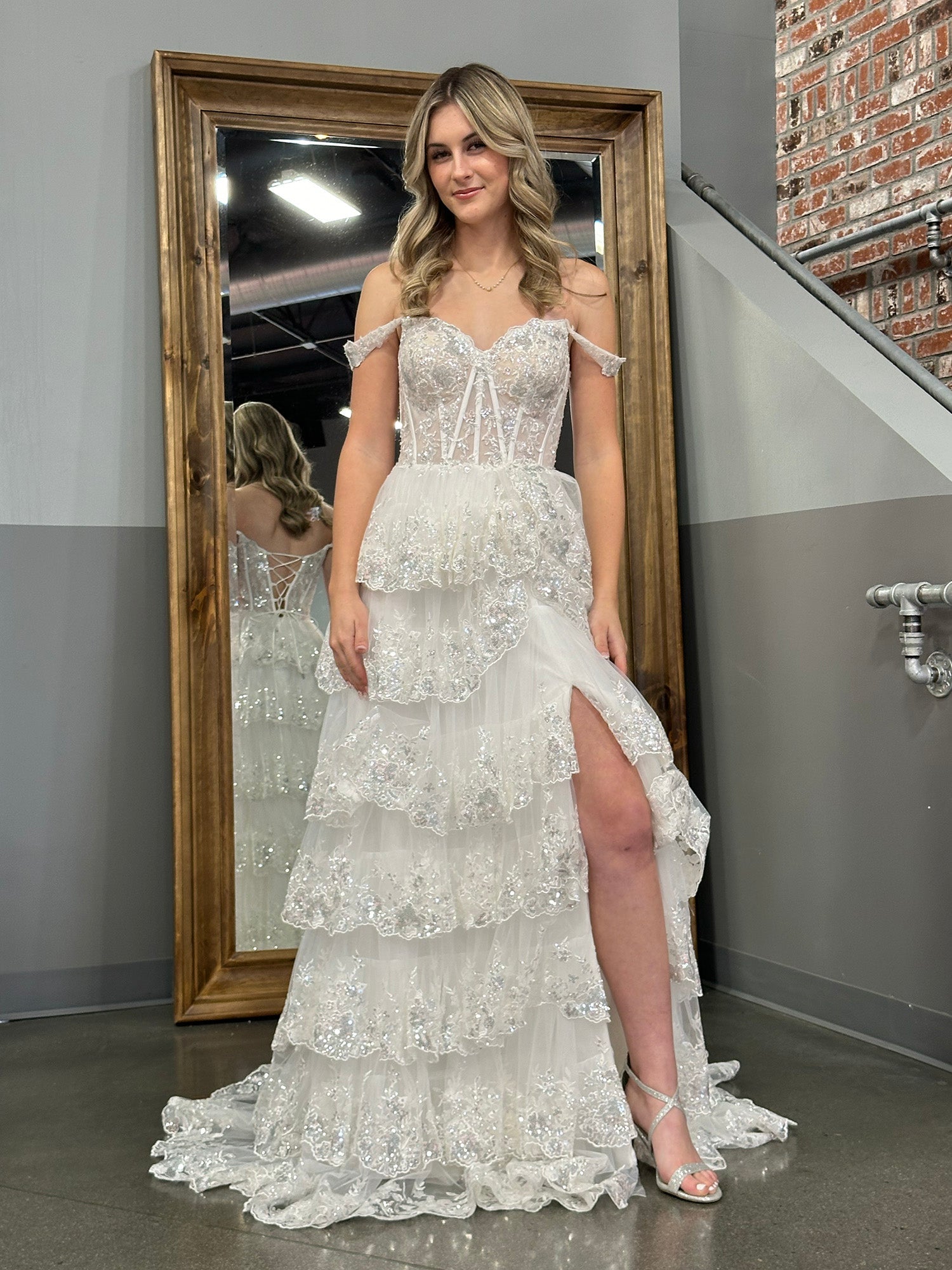 Vestido de fiesta con corsé, hombros descubiertos y volantes de encaje