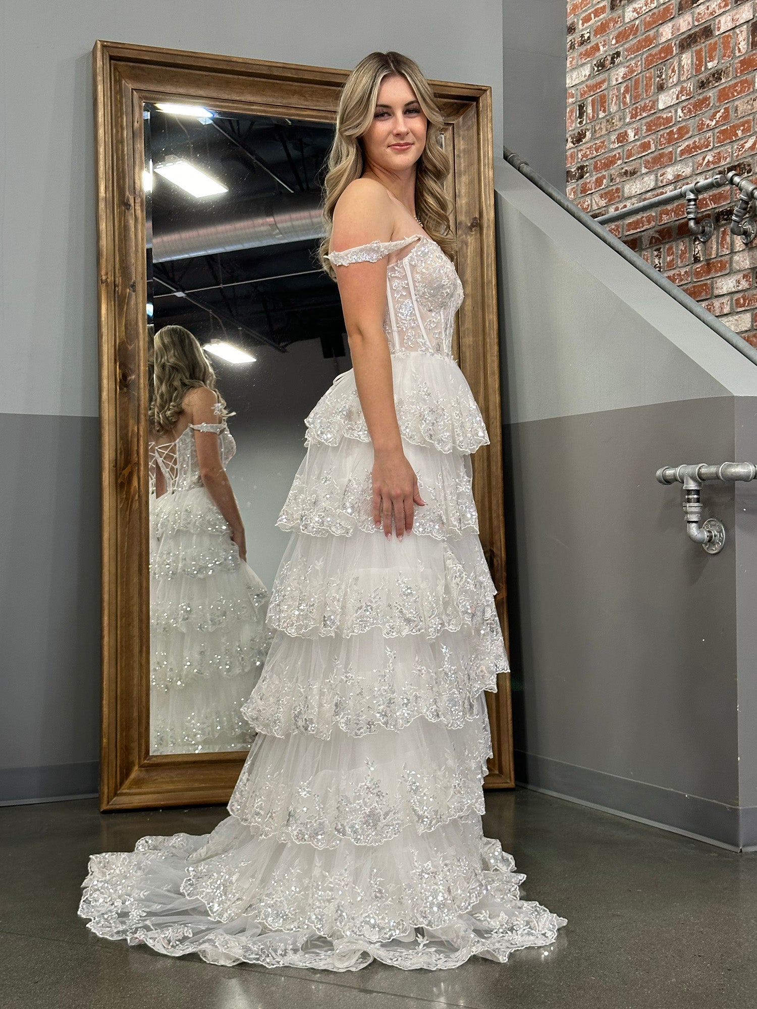 Vestido de fiesta con corsé, hombros descubiertos y volantes de encaje