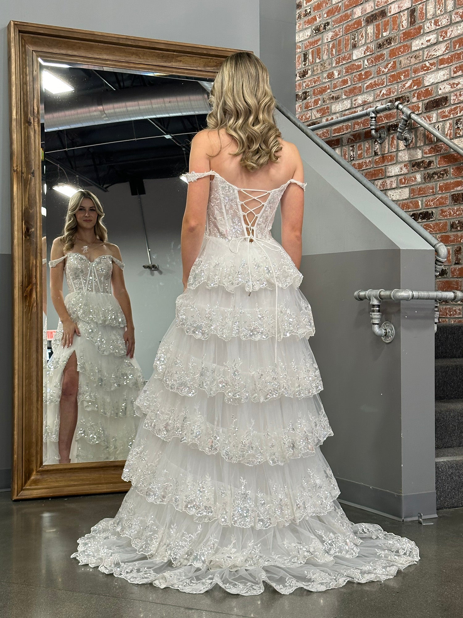 Vestido de fiesta con corsé, hombros descubiertos y volantes de encaje