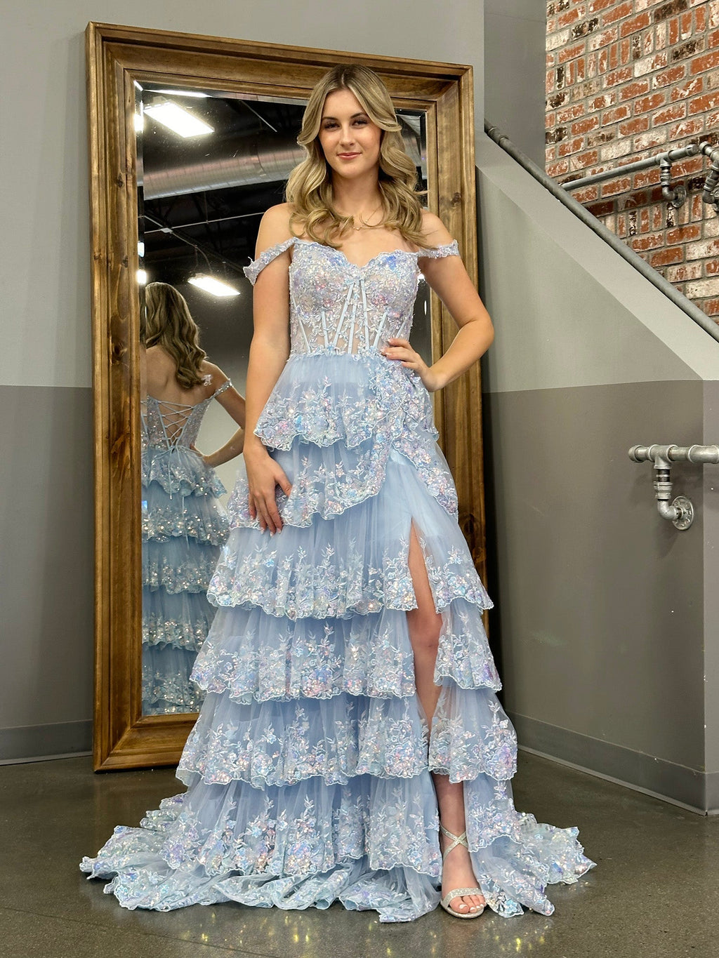 Vestido de fiesta con corsé, hombros descubiertos y volantes de encaje