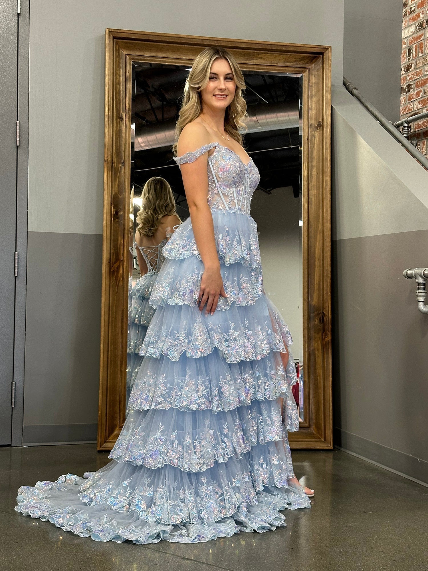 Vestido de fiesta con corsé, hombros descubiertos y volantes de encaje