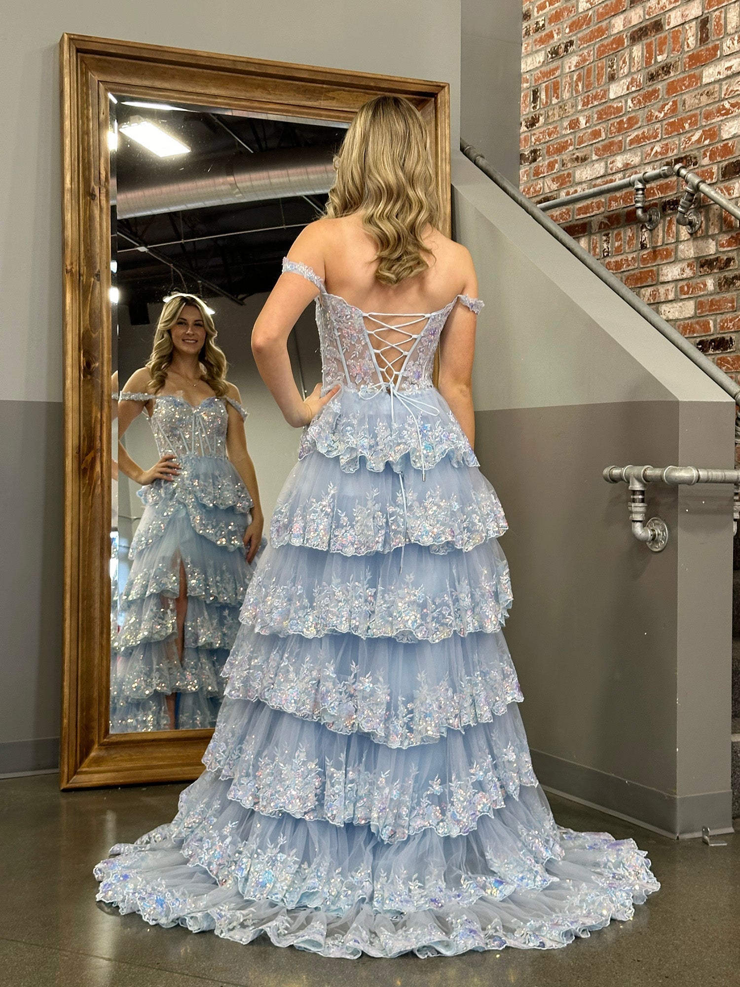 Vestido de fiesta con corsé, hombros descubiertos y volantes de encaje