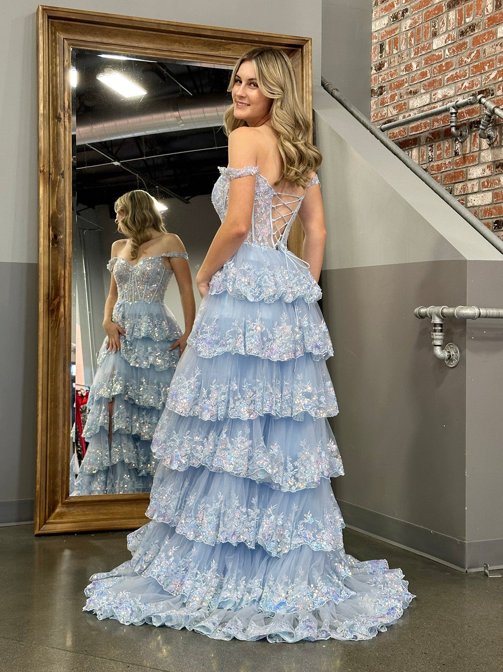 Vestido de fiesta con corsé, hombros descubiertos y volantes de encaje
