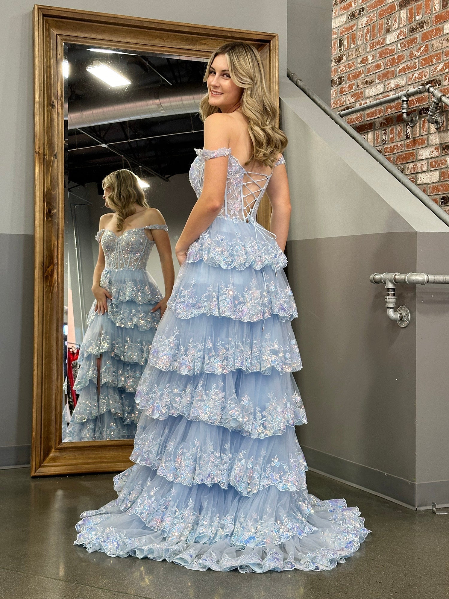 Vestido de fiesta con corsé, hombros descubiertos y volantes de encaje