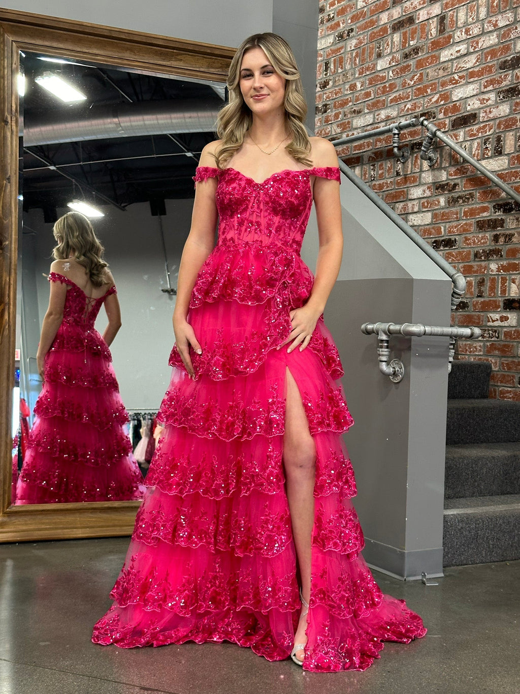 Vestido de fiesta con corsé, hombros descubiertos y volantes de encaje