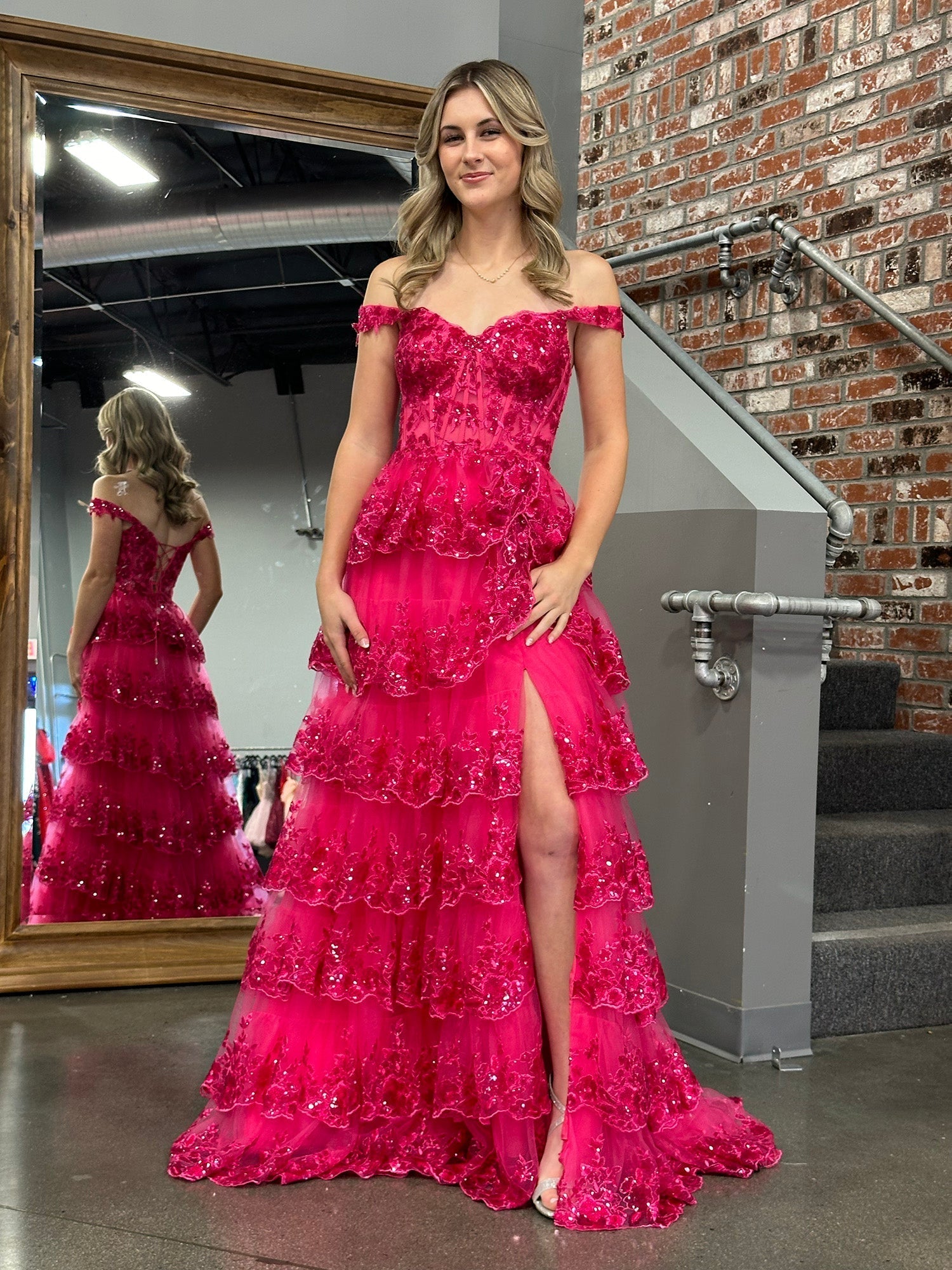 Vestido de fiesta con corsé, hombros descubiertos y volantes de encaje
