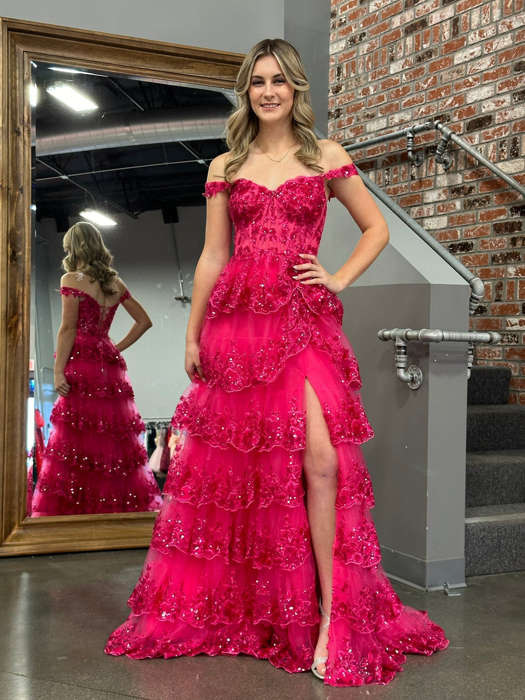 Vestido de fiesta con corsé, hombros descubiertos y volantes de encaje