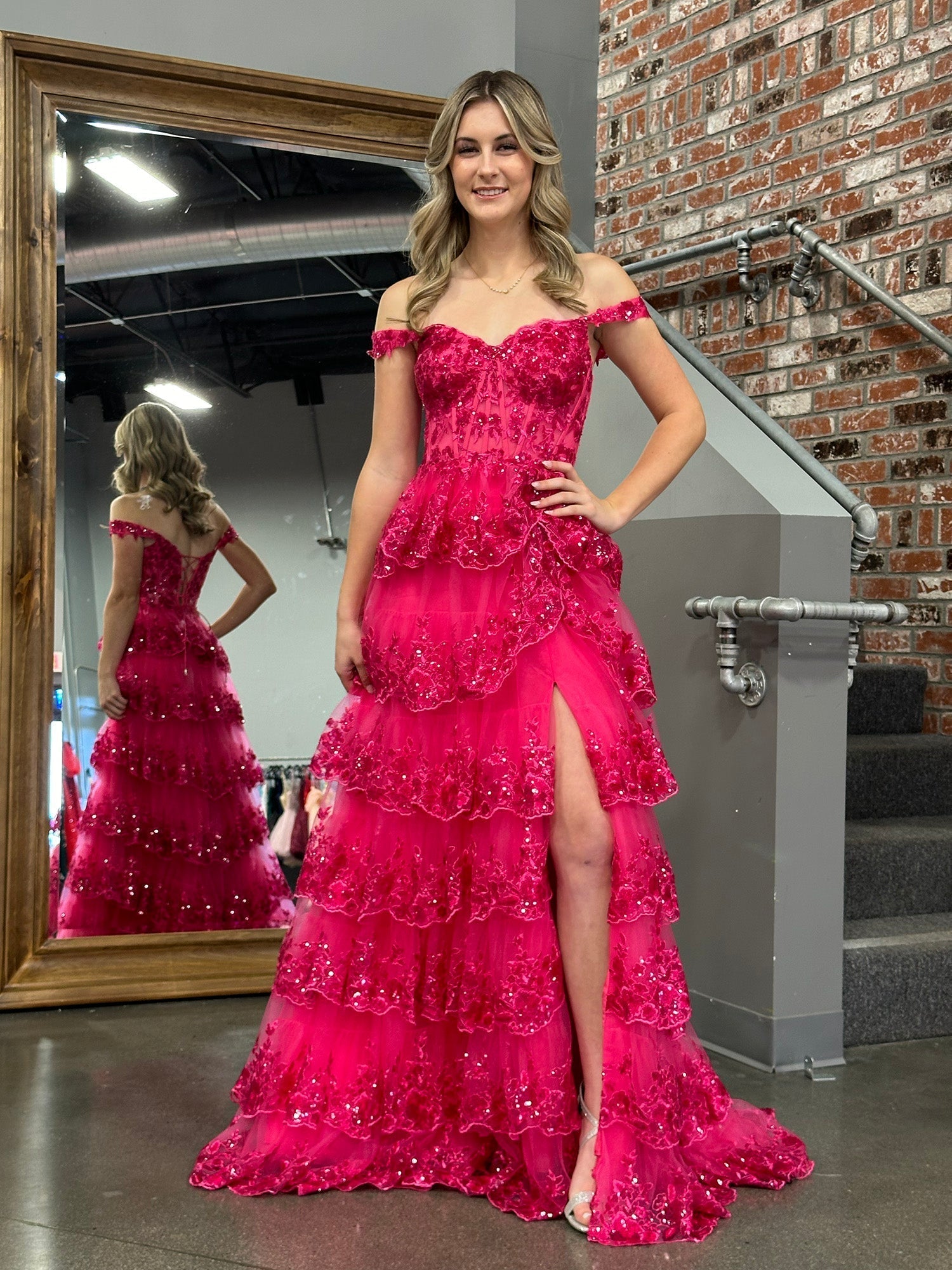 Vestido de fiesta con corsé, hombros descubiertos y volantes de encaje