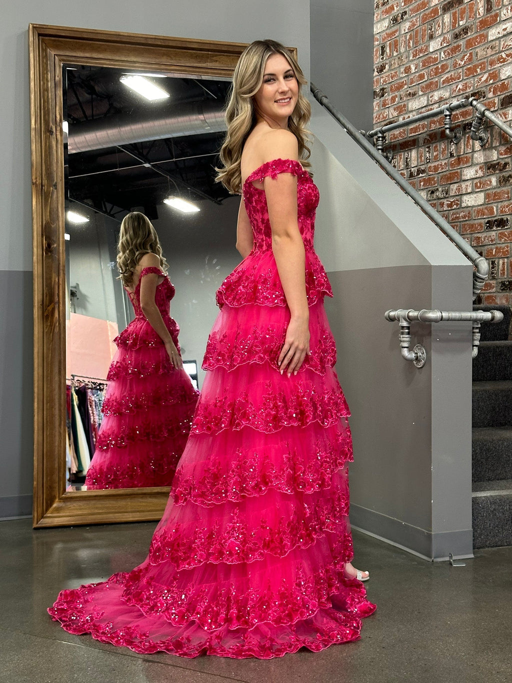 Vestido de fiesta con corsé, hombros descubiertos y volantes de encaje