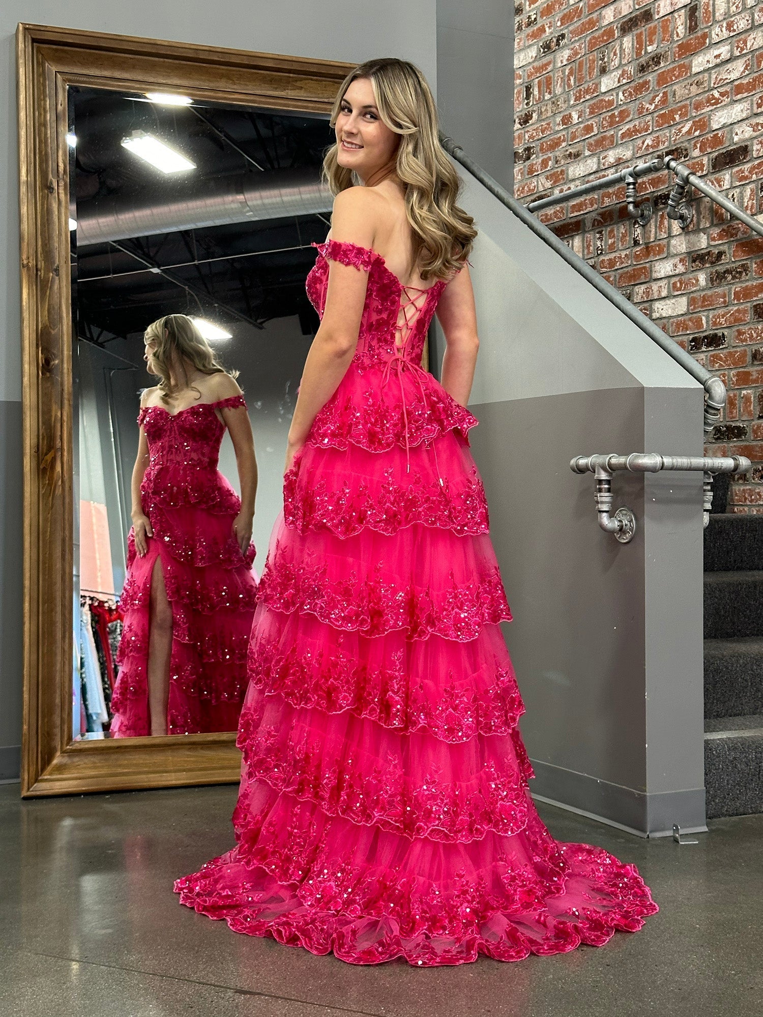 Vestido de fiesta con corsé, hombros descubiertos y volantes de encaje