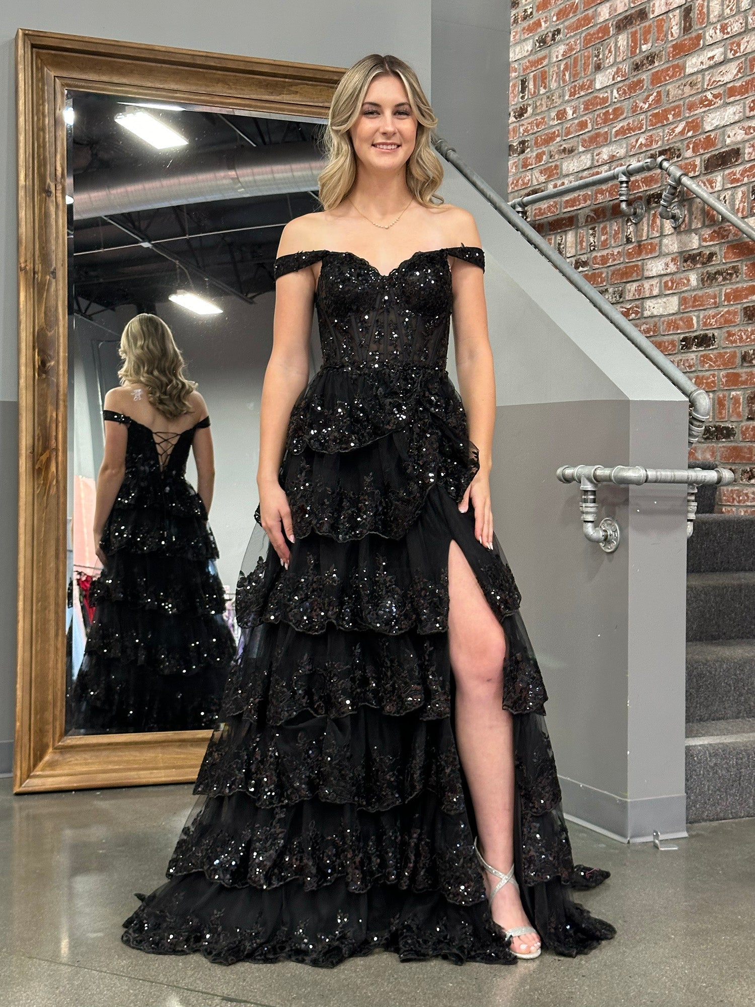 Vestido de fiesta con corsé, hombros descubiertos y volantes de encaje