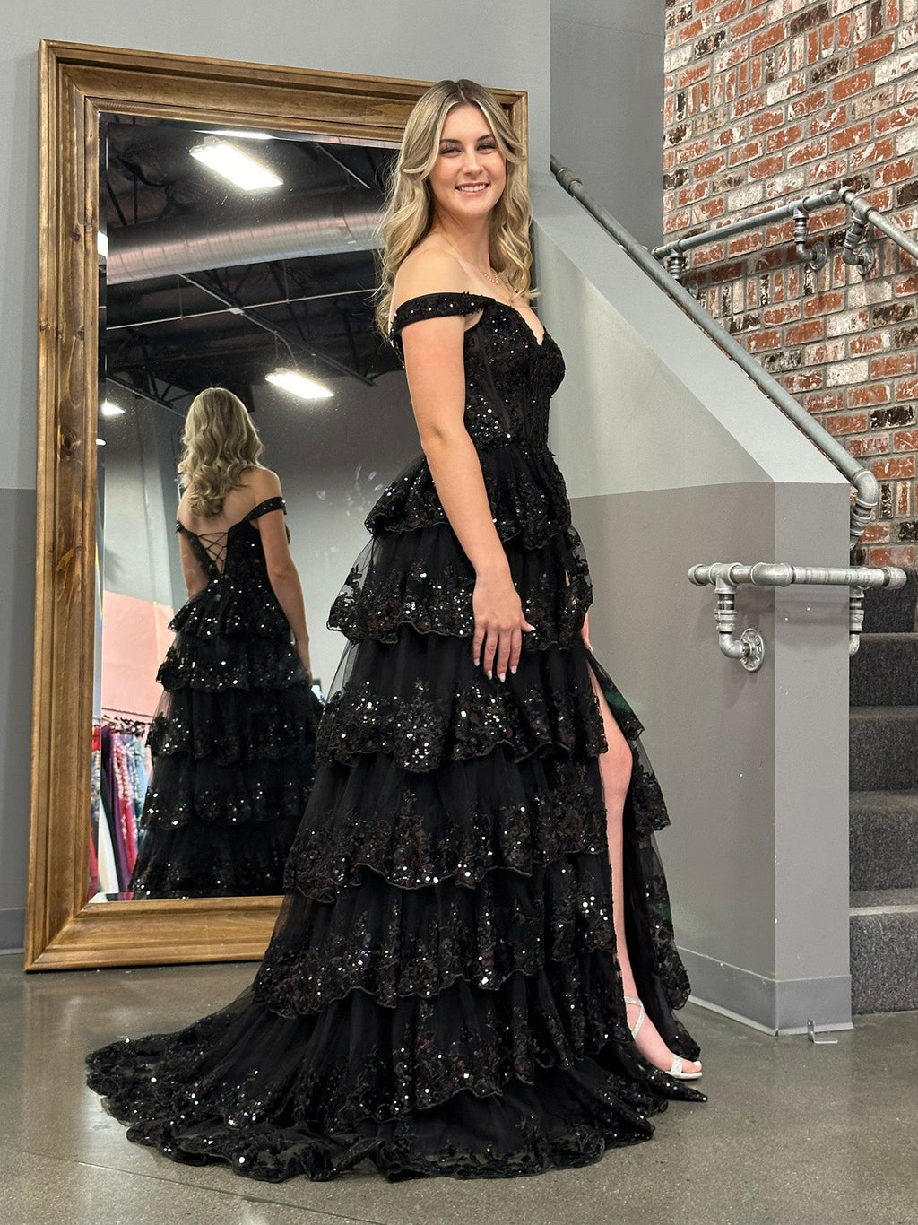 Vestido de fiesta con corsé, hombros descubiertos y volantes de encaje