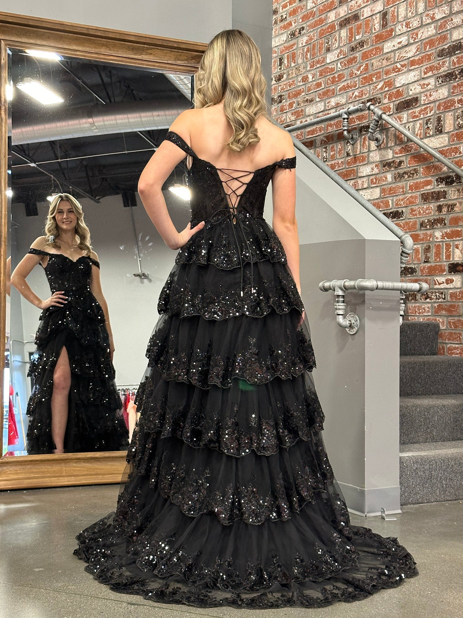 Vestido de fiesta con corsé, hombros descubiertos y volantes de encaje