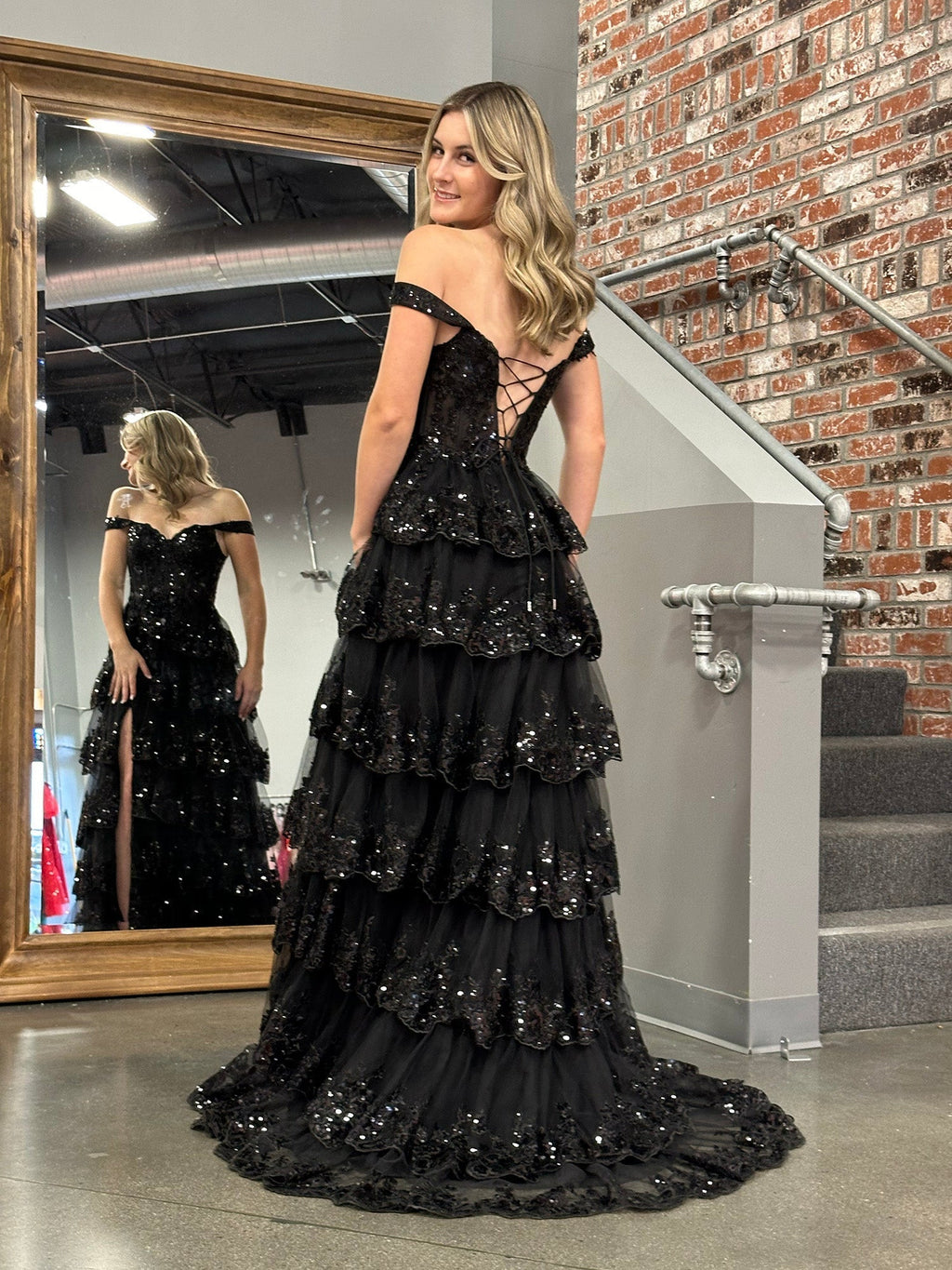 Vestido de fiesta con corsé, hombros descubiertos y volantes de encaje