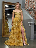 Vestido de fiesta con corsé, hombros descubiertos y volantes de encaje