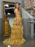 Vestido de fiesta con corsé, hombros descubiertos y volantes de encaje