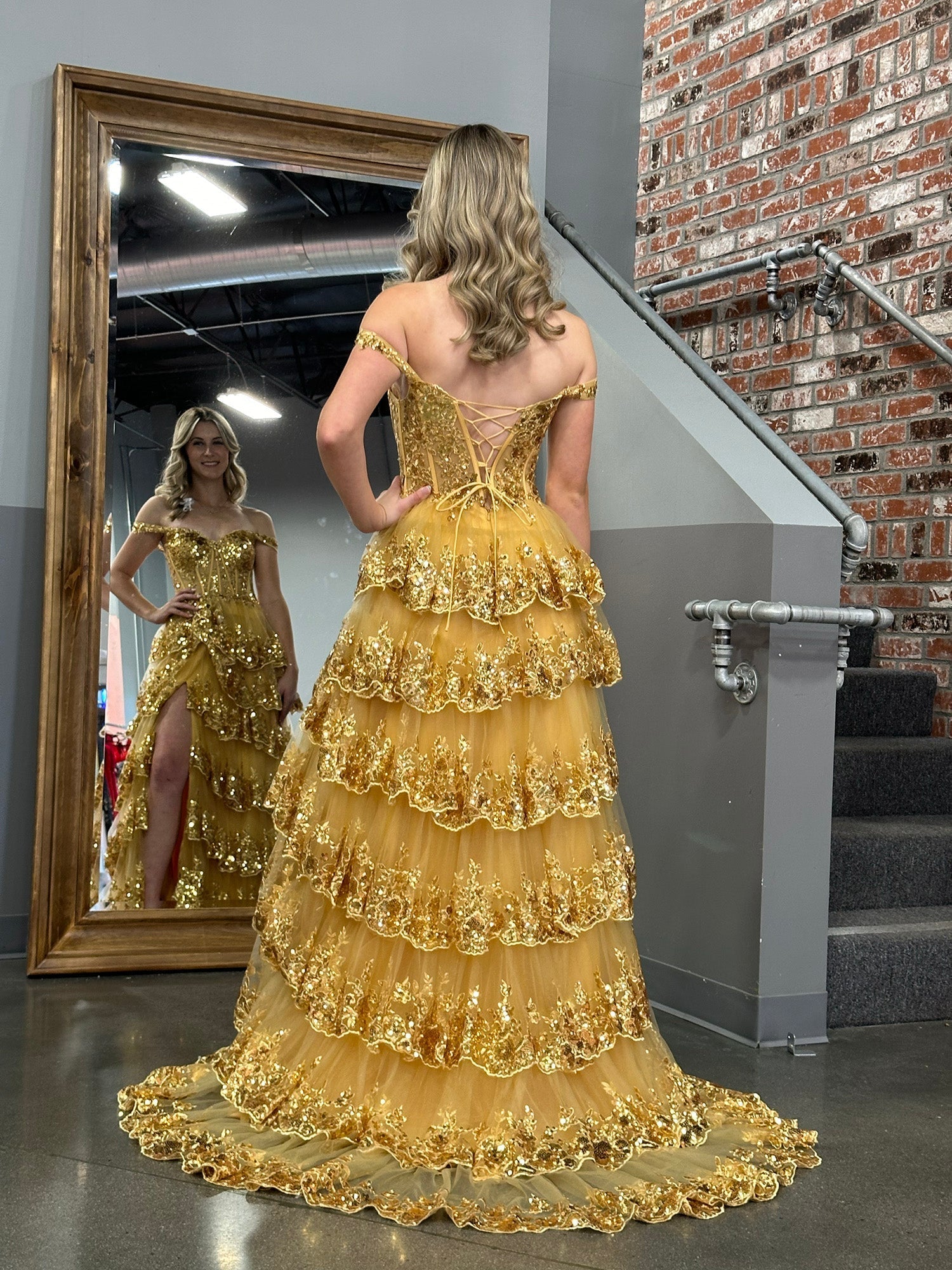 Vestido de fiesta con corsé, hombros descubiertos y volantes de encaje