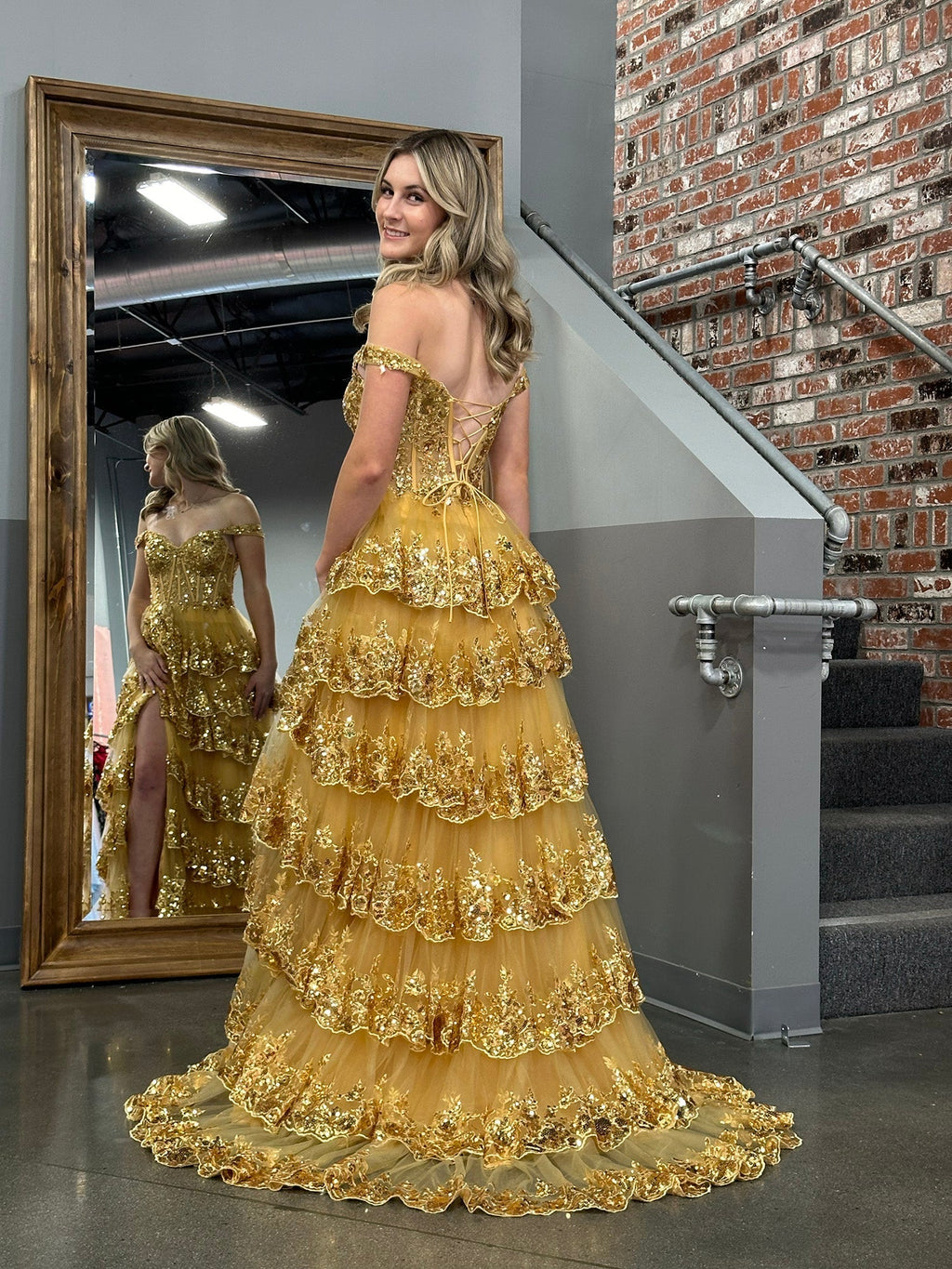 Vestido de fiesta con corsé, hombros descubiertos y volantes de encaje