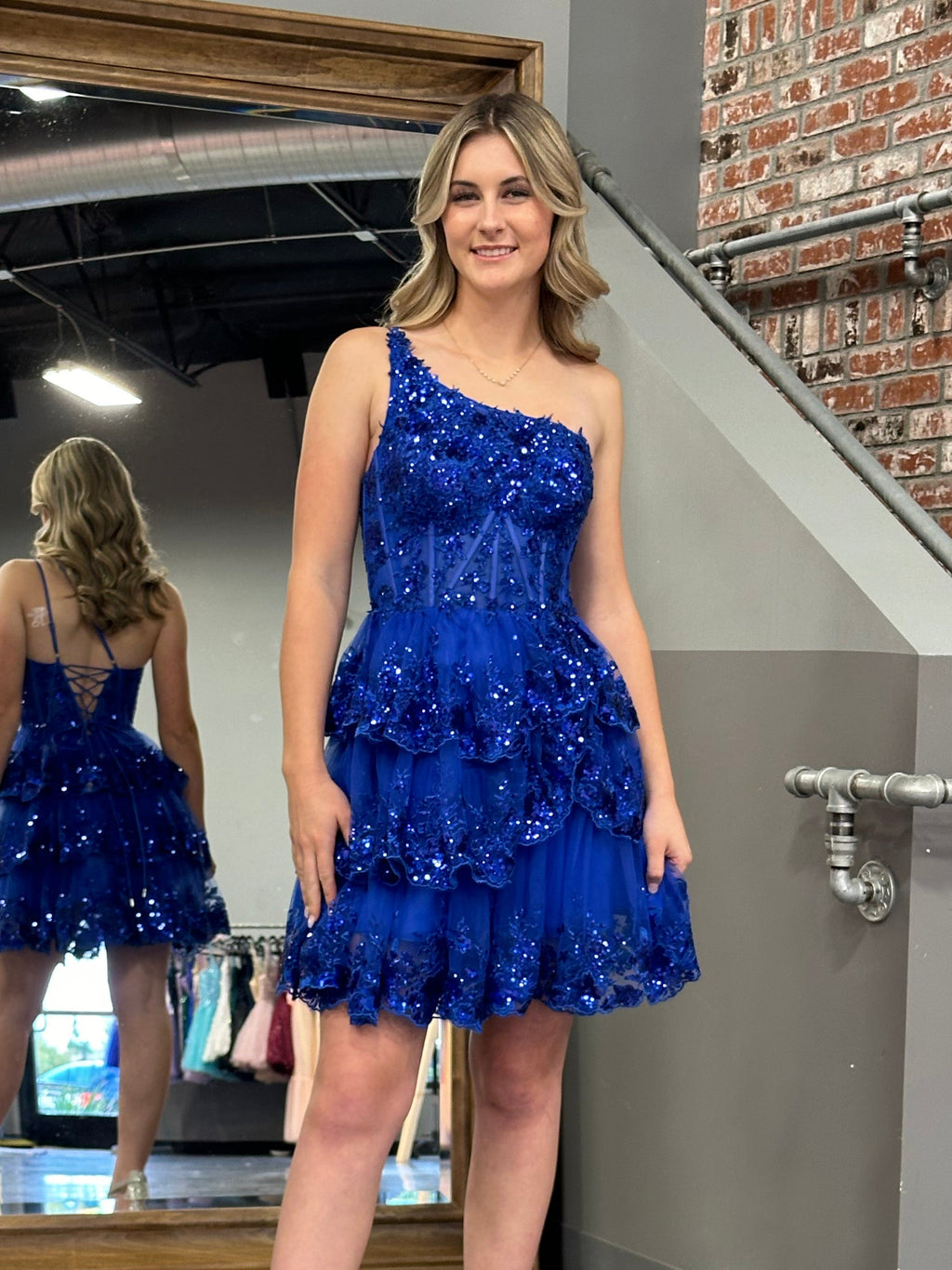 Kurzes, marineblaues Homecoming-Kleid mit A-Linie, One-Shoulder-Ausschnitt und Stufenspitze