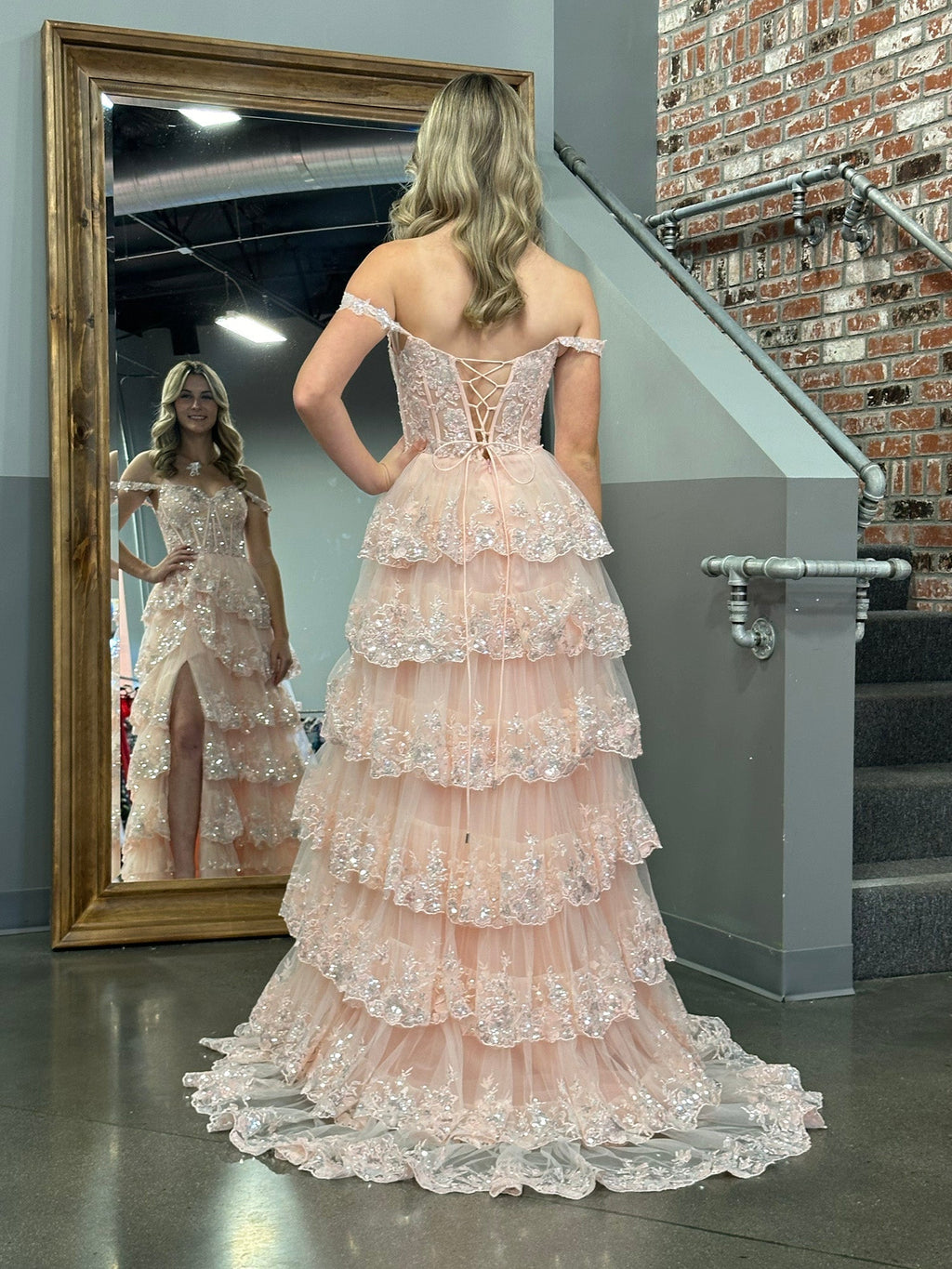 Vestido de fiesta con corsé, hombros descubiertos y volantes de encaje
