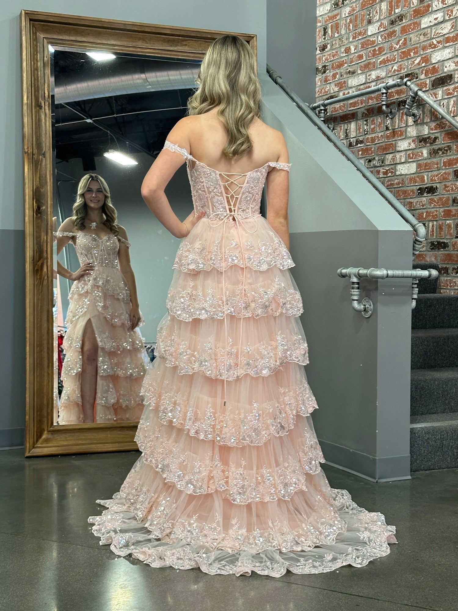 Vestido de fiesta con corsé, hombros descubiertos y volantes de encaje