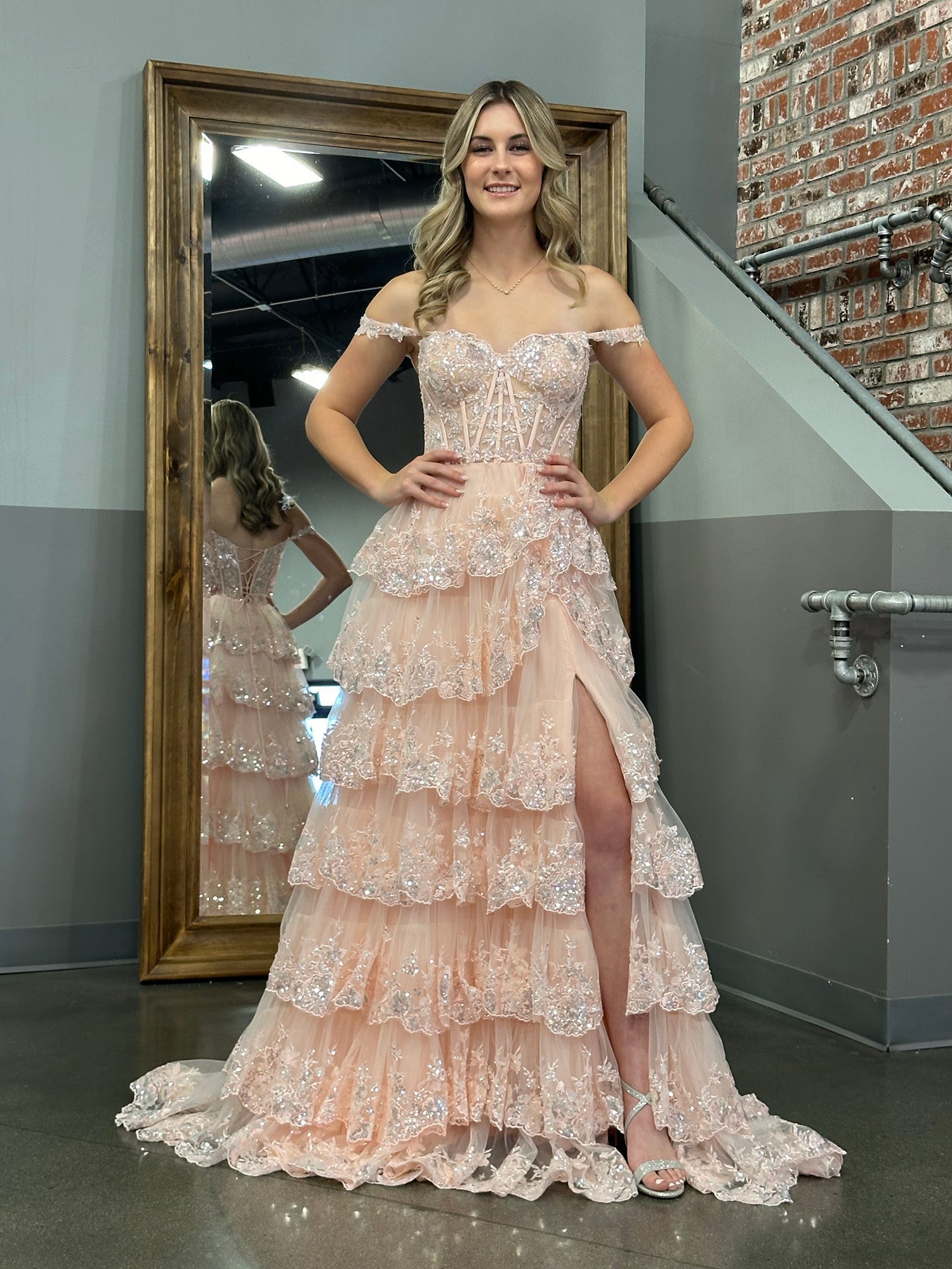 Vestido de fiesta con corsé, hombros descubiertos y volantes de encaje