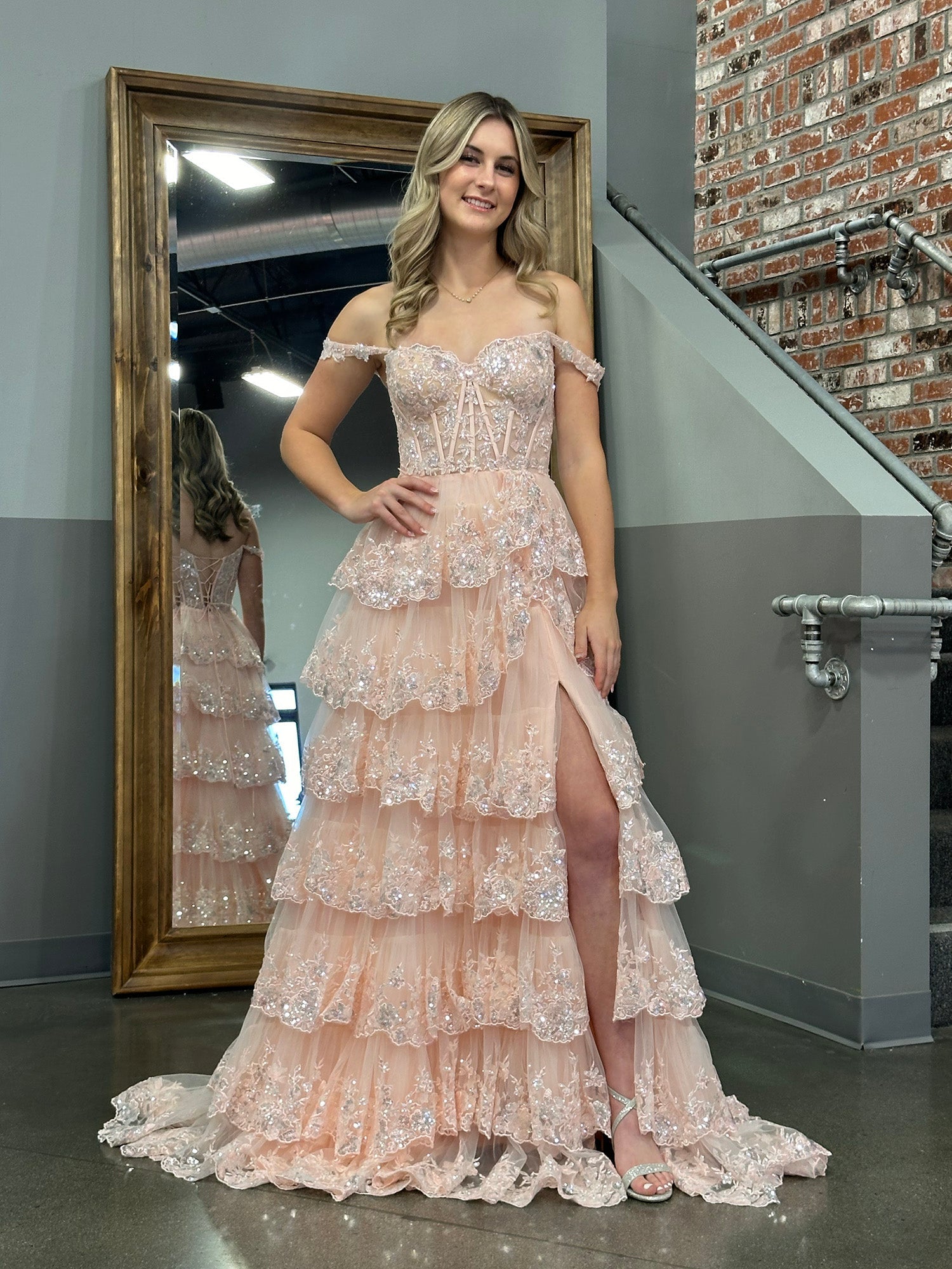 Vestido de fiesta con corsé, hombros descubiertos y volantes de encaje