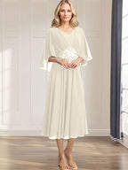 A-Linien-Kleid aus Chiffon mit V-Ausschnitt, Teelänge, plissierten Paillettenapplikationen und Perlenstickerei für die Mutter der Braut 