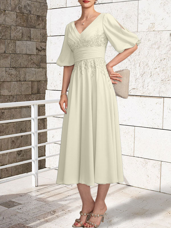 Vestido de gasa con encaje y escote en V hasta la rodilla para madre de la novia con pliegues