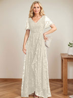 A-Linien-Kleid mit V-Ausschnitt, asymmetrischem Spitzenbesatz und Kaskadenrüschen für die Mutter der Braut 