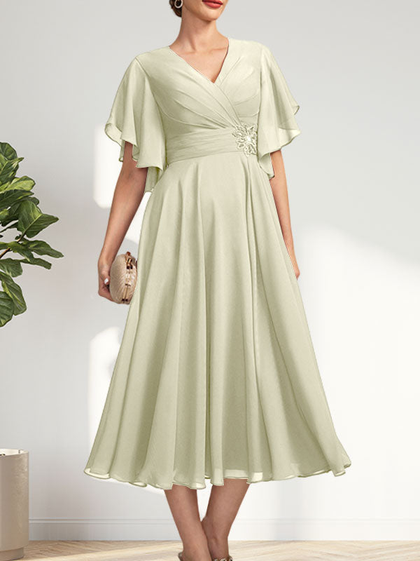 A-Linien-Chiffonkleid mit V-Ausschnitt, Teelänge und plissierter Perlenstickerei für die Mutter der Braut