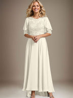 A-Linien-Kleid mit asymmetrischem Chiffon-Spitzenausschnitt und Perlenstickerei für die Mutter der Braut. 