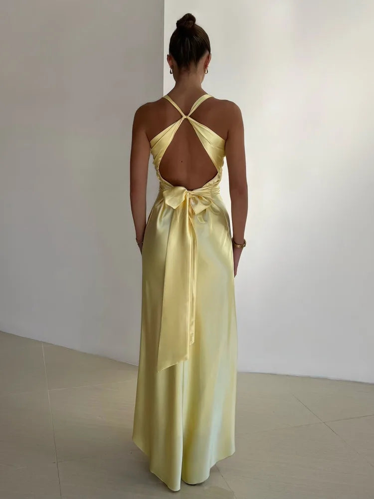 Vestido de vacaciones fruncido de satén con espalda descubierta